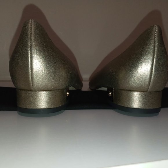 CHANEL BRAND NEW NEVER WORN BRONZE FLATS WITH TOE CAP - Picture 4 of 6